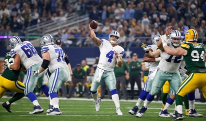 Dak Prescott (4) cumplió con un buen partido ante Green Bay. El mariscal de campo sumó 302 yardas por aire y lanzó tres pases de anotación por una intercepción. (AP) 