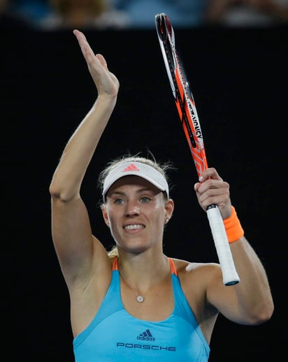 La tenista alemana Angelique Kerber, número uno del mundo en el ranking, tuvo un complicado debut en el Abierto de Australia. (Fotografías de AP y EFE)