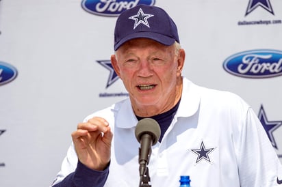 Jerry Jones dijo que él será quien tome la decisión de lo que pasará con el mariscal de campo Tony Romo. (AP)