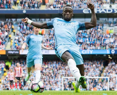 Bacary Sagna tendrá que pagar una multa de 40 mil libras tras criticar el trabajo del árbitro. (AP)