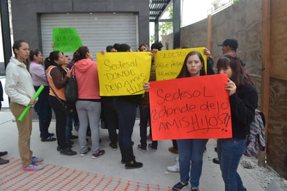 Inconformes. Las madres de familia dijeron que de cerrarse las estancias infantiles, serían unos 120 niños los afectados. (EL SIGLO DE TORREÓN)