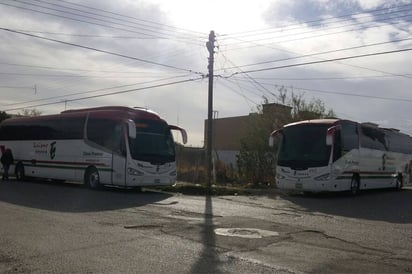 Traslado. Cerca de las oficinas del PRI municipal, estaban cuatro camiones esperando para llevar a las personas a Saltillo.