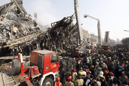 Las últimas cifras dadas por los servicios de emergencia a la televisión estatal iraní apuntan a 70 heridos, de los cuales 47 fueron atendidos en el lugar de los hechos y 23, trasladados al hospital. (EFE)