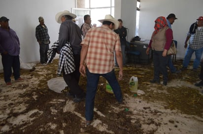 Las oficinas quedaron llenas de tierra y basura durante las protestas. (EL SIGLO DE TORREÓN)