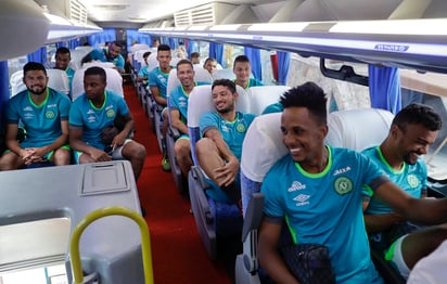 El equipo reconstruido viaja en autobús a su entrenamiento. Chapecoense está listo para volver