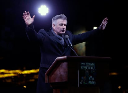 Alec Baldwin se unió a la protesta en contra del presidente electo Donald Trump. (EFE)