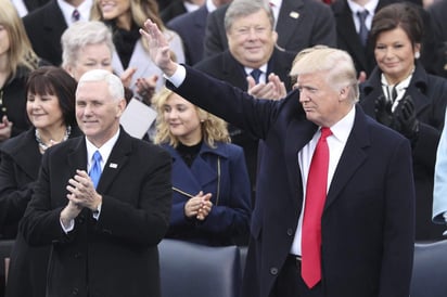 El presidente de Estados Unidos, Donald Trump, rubricó hoy sus primeros decretos presidenciales y documentos legislativos tras jurar el cargo como mandatario del país en el Capitolio. (EFE)