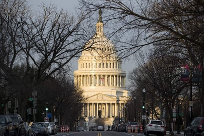 Pocas horas después de que Trump jurara su cargo, más de una decena de legisladores demócratas se dieron cita en una sala del Congreso en la que comparecieron ante la prensa. (ARCHIVO)