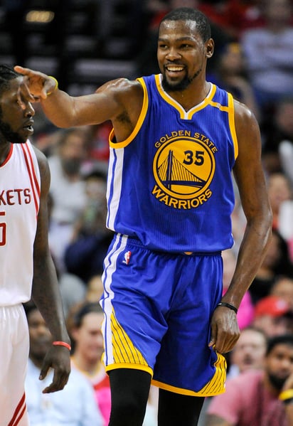 Kevin Durant anotó 32 puntos frente a los Rockets. 