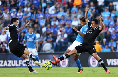 Todo estaba a favor de la Máquina para igualar, tanto que Jémez sacó su lado extremo al meter a todo su arsenal ofensivo: Martín Rodríguez y Cauteruccio, dejando en el campo a Benítez y Giménez. (EFE)