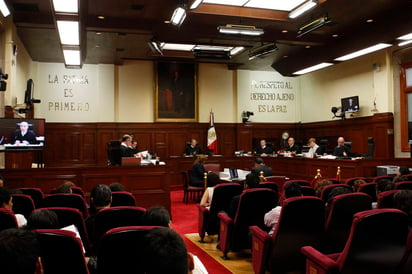 Decisión.  La Suprema Corte desechó las controversias  'por notoriamente improcedentes'.