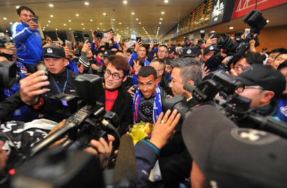 La llegada del argentino al futbol chino causó tumultos desde el aeropuerto de Shanghai, en China. (AP)