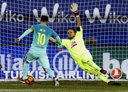 Lionel Messi anotó el segundo gol del Barcelona en la goleada 4-0 sobre Eibar. (EFE)