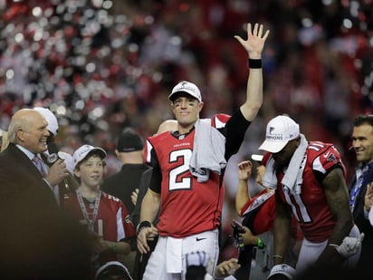 Matt Ryan lanzó para 392 yardas y envió cuatro pases de anotación. (AP)