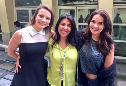 Labor. La productora Giselle González junto a las actrices Silvia Navarro y Adriana Louvier. (ARCHIVO)