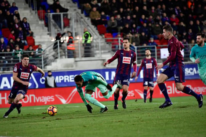 El brasileño Neymar trata de pasar entre varios jugadores del Eibar, durante el encuentro de ayer. (AP)