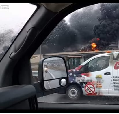 Captan fuertes imágenes de incendio en carretera