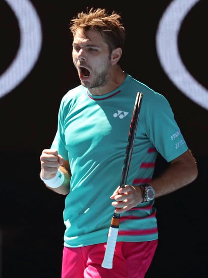 El suizo Stan Wawrinka reacciona ante el francés Jo-Wilfried Tsonga, durante su juego de cuartos de final del Abierto de Australia en Melbourne. (AP)