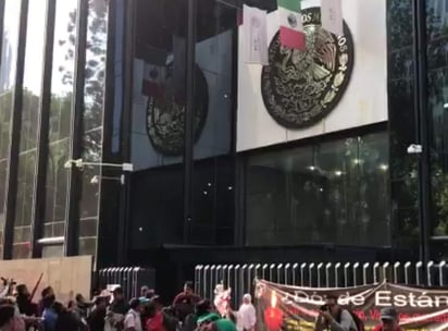 “Si a ustedes les faltan huevos, a nosotros nos sobran”, gritaron los manifestantes mientras lanzaban estos alimentos en la puerta principal de la dependencia. (ESPECIAL)