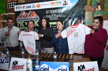 El comité organizador, dio a conocer los pormenores de la prueba, además de presentar la playera que se obsequiará. (Foto de Jesús Galindo)