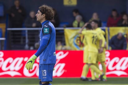 Guillermo Ochoa y el Granada cayeron 2-0 ante Villarreal. El cuadro del arquero mexicano sigue en el fondo de la clasificación. (EFE)