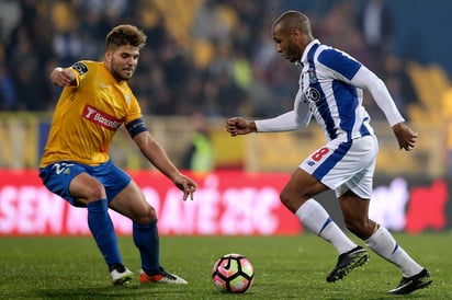 Porto llegó a 44 puntos y se puso a una unidad del líder Benfica, que tiene un partido menos. (EFE)