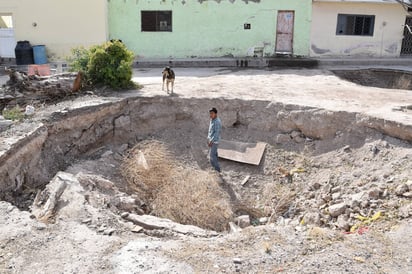 Recuerdos. El niño Gerardo juega al interior de una de las abras que se formaron sobre la calle Tepeyac de la colonia Vista Hermosa. (Iván Corpus)