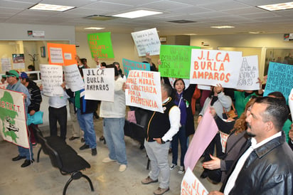 Protesta. Durante la movilización que se realizó en la Junta Local de Conciliación, los quejosos portaron algunas pancartas. (Fernando Compeán)