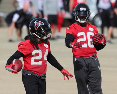 Los corredores de poder de los Atlanta Falcons, Devonta Freeman (i) y Tevin Coleman en la práctica. Atlanta tiene doble amenaza por tierra