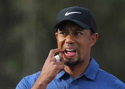 Tiger Woods, que tiró 77 golpes en la primer ronda, se retiró del torneo por espasmos en la espalda. (AP)