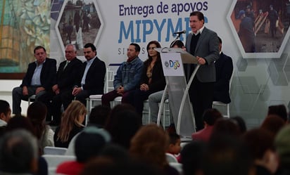 Afectados. El gobernador de Durango entregó 900 apoyos a microempresarios afectados por las lluvias atípicas. 