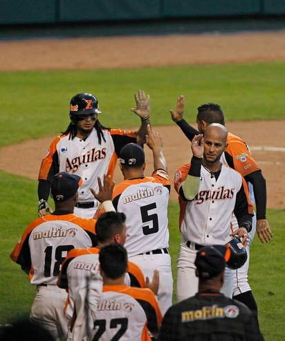 Los jugadores de las Águilas de Zulia de Venezuela celebran una carrera, en el juego ante Cuba. (EFE) 