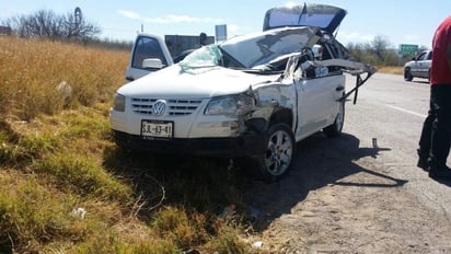 El aparatoso percance se registró la mañana del lunes en la carretera libre Durango-Gómez Palacio a la salida del poblado Cuencamé.