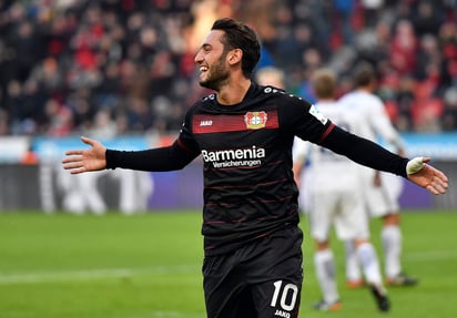 Hakan Calhanoglu está suspendido cuatro meses, tiempo en el que no recibirá salario. (Archivo)