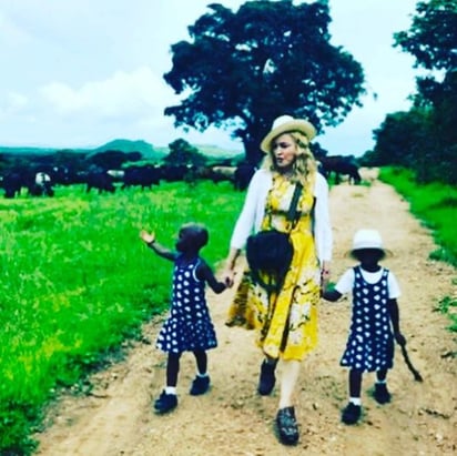 En la instantánea que Madonna publicó se le ve tomando de la mano a las niñas, con quienes camina. (INSTAGRAM)