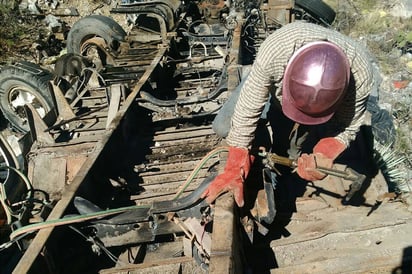 Se lo llevan. Comienzan las labores para retirar el camión que se accidentó hace casi un año en el Puente de Ojuela. (EL SIGLO DE TORREÓN)