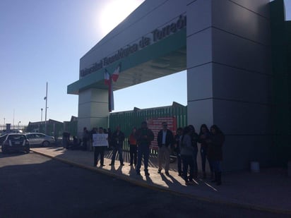 La movilización se realizó en los accesos principales de la institución educativa donde se colocaron pancartas y lonas. (EL SIGLO DE TORREÓN)