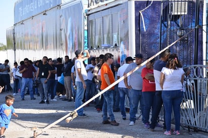 A la espera. Desde las 16:30 horas decenas de personas hacían fila para presenciar el espectáculo de 'El Circo de las Pesadillas'. (Fernando Compeán)