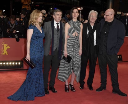 Elenco.  Los actores Laura Linney, Steve Coogan, Rebecca Hall, Richard Gere y el director israelí Oren Movermann a su llegada a la proyección de la película The Dinner que compite en la sección oficial del Festival Internacional de Cine de Berlin, la Berlinale, en Alemania.