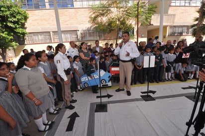 Conocimiento. Acuden a escuelas para brindar conocimientos a los niños y adolescentes sobre la importancia de la cultura vial.