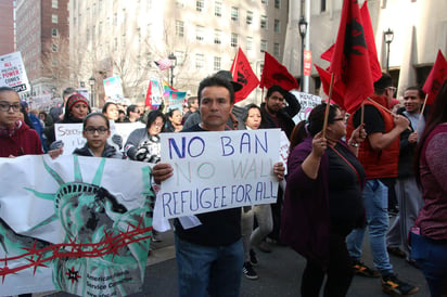 Defensa. En Raleigh, Carolina del Norte, más de 10 mil personas marcharon contra las redadas migratorias.