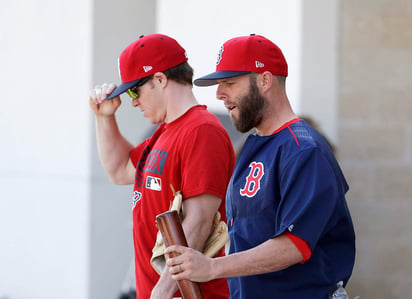 Dustin Pedroia (d) y Brock Holt durante el primer día de entrenamiento de los Medias Rojas. (AP)