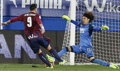 Guillermo Ochoa no tuvo nada que hacer en los cuatro goles que le anotó el Eibar. (EFE)