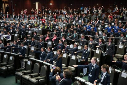 En el acto realizado en el Salón Adolfo López Mateos de la Residencia Oficial de Los Pinos, Rivera de Peña felicitó a los menores por el trabajo que hacen en el Parlamento. (TWITTER)