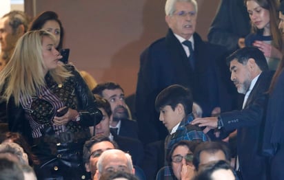 Diego Maradona (d) y su novia Rocío Oliva (d) tuvieron una discusión en su hotel previo al duelo entre Real Madrid y Napoli. (AP)