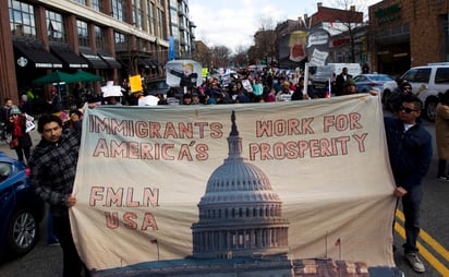 Al grito de “Sí Se Puede”, centenares de residentes de la capital estadunidense y los estados vecinos de Maryland y Virginia marcharon desde el corazón del barrio latino. (AP)