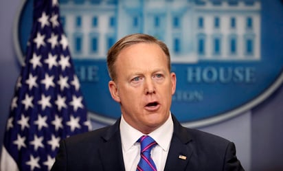 Spicer negó así una información de la agencia Associated Press (AP) que aseguraba que el Departamento de Seguridad Nacional (DHS) había propuesto en un borrador el despliegue de 100 000 efectivos de la Guardia Nacional (una fuerza militar desplegada en situaciones de emergencia y coordinada por los estados) para detener a indocumentados.