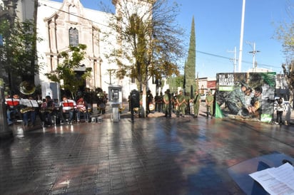 Escuelas. Durante el acto cívico estuvieron presentes varias escuelas primarias, así como autoridades municipales de Lerdo. 