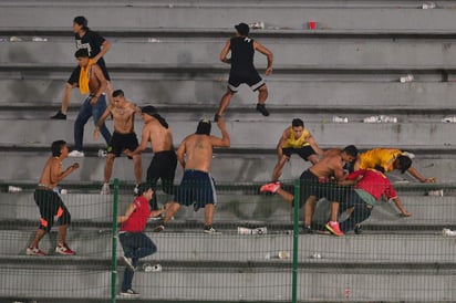 Luego de que Tigres derrotara 3-0 a Veracruz, una riña entre aficionados de los dos equipos comenzó en una de las cabeceras del estadio. (JAM MEDIA) 