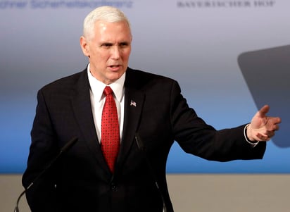 Pence, quien dio su primer discurso internacional en el foro de la Conferencia de Seguridad, también instó a Rusia para distender la violencia en el este de Ucrania. (AP)
